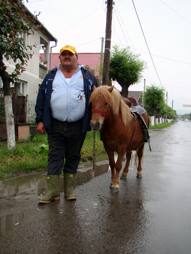 Poneiul Mircea si stapanul sau (c) eMM.ro